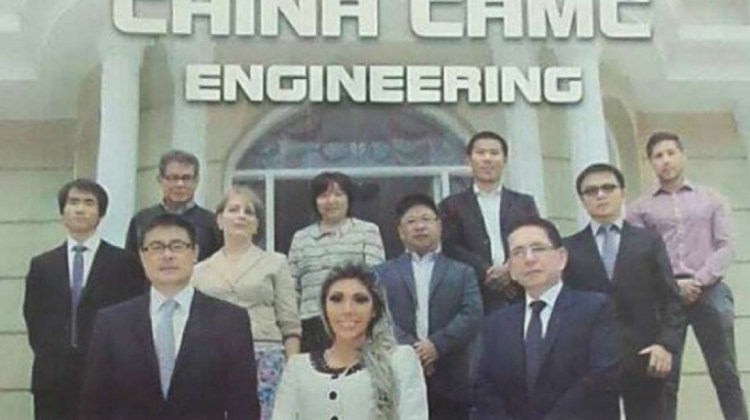 La portada de una publicación de CAMC en la que aparece Gabriela Zapata junto a ejecutivos chinos.