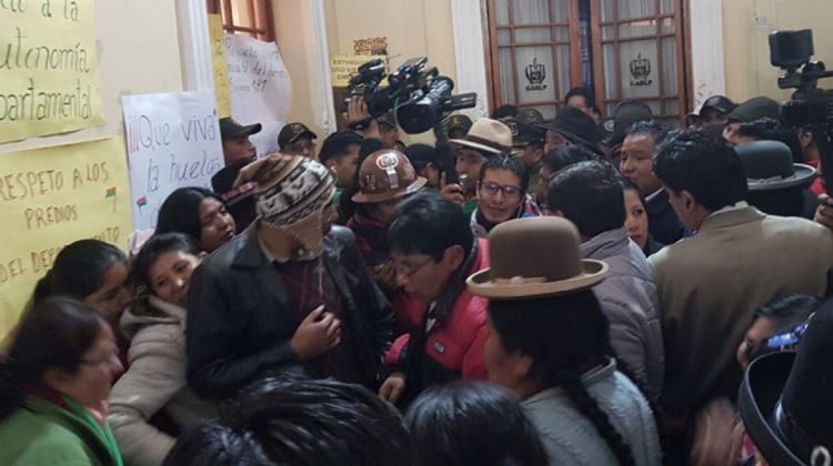 El proyecto de Ley fue aprobado en medio de la indignación de asambleístas de Sol.BO, UN y otros sectores afines a la Gobernación. Foto: Gobernación de La Paz