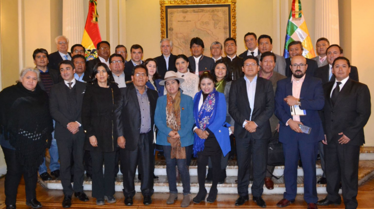 Futuros servidores públicos en el exterior posan con el presidente Evo Morales en Palacio de Gobierno. Foto: Cancillería