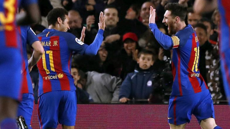 Neymar y Messi celebran un gol.