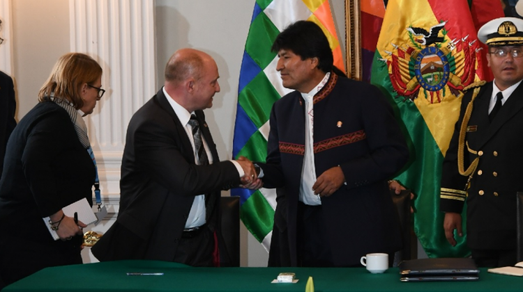 Presidente Evo Morales y  secretario de Transporte e Infraestructura alemán, Rainer Bomba . Foto: ABI