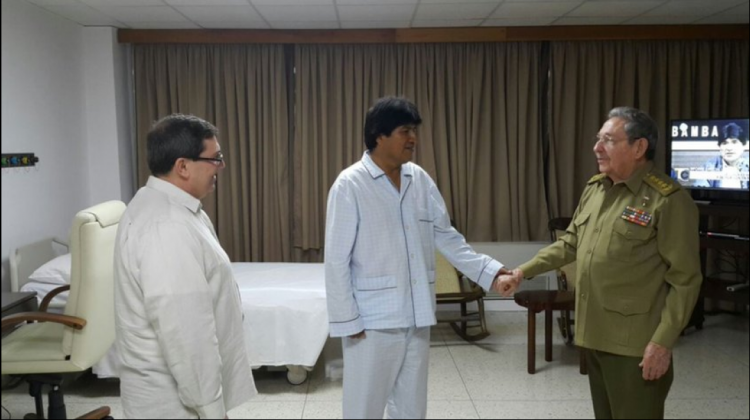 Rául Castro visita a Evo Morales en su último viaje médico a Cuba.