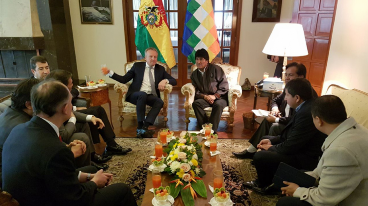 Reunión del Gobierno con ejecutivo de Shell en la residencia presidencial. Foto: Ministerio de Hidrocarburos