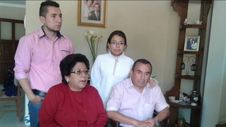 Familiares de Diego Guzmán, detenido en Chile Foto: radiofides.com