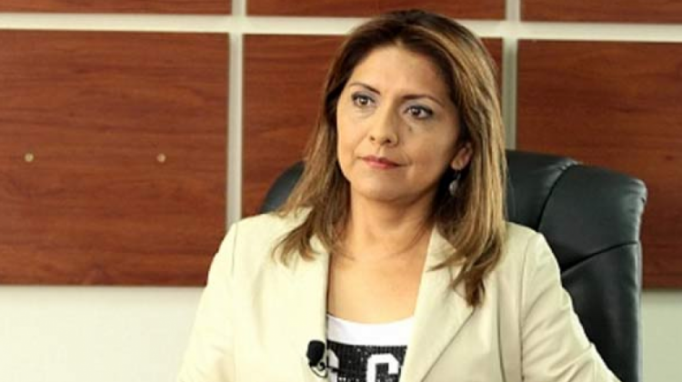 La ministra de Comunicación, Gisela lópez brindo una una breve conferencia de prensa. Foto: Prensa Latina.