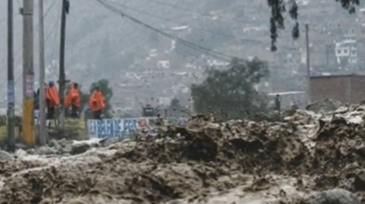 Fuertes riadas se llevaron todo a su paso afectando a miles de familias en Perú.   Foto: Captura de video.