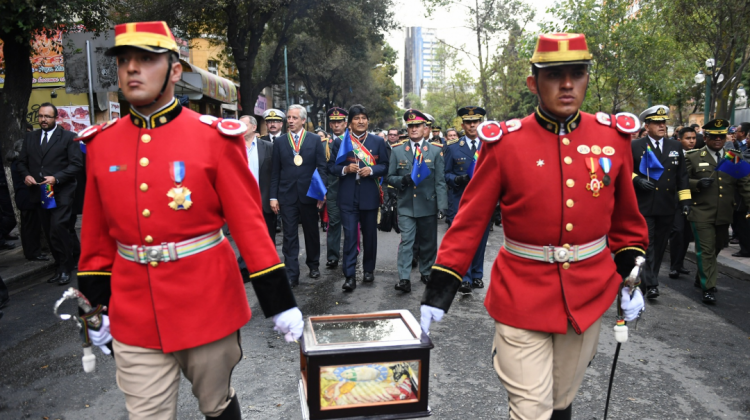 Oficiales del Regimiento Colorados de Bolivia trasladan la urna con los restos de Eduardo Abaroa.  Foto: ABI