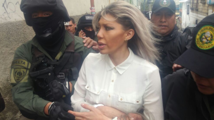 Al salir de la audiencia, Gabriela Zapata recibió varios insultos por un grupo de personas. Foto: ANF