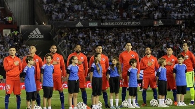 La selección chilena durante la entonación de su himno nacional.