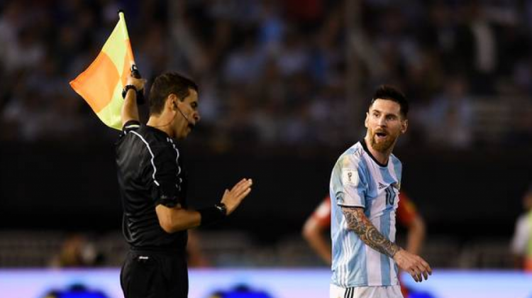Momento en que Lionel Messi insultaría al línea Dawson Silva.    Foto:24horas.cl