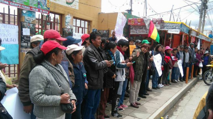 La muralla humana que encabezó la periodista Amalia Pando en el ingreso al campo ferial de El Alto.   Foto: Facebook  Amalia Pando Cabildeo