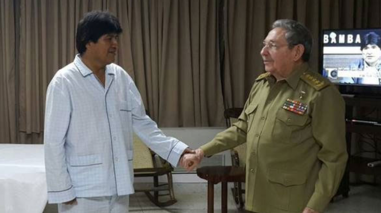 Evo Morales y Raúl Castro. Foto: ABI.
