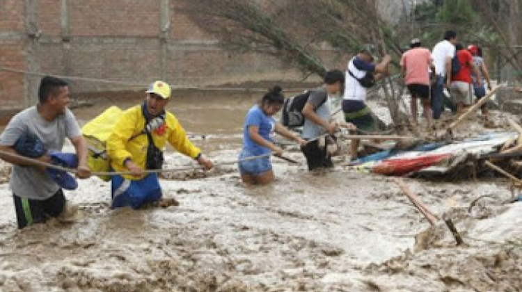 El rescate de personas afectadas por desborde de ríos. Foto: @Politica_ECpe