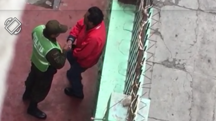 Video muestra a policía pidiendo coima a una ciudadano.