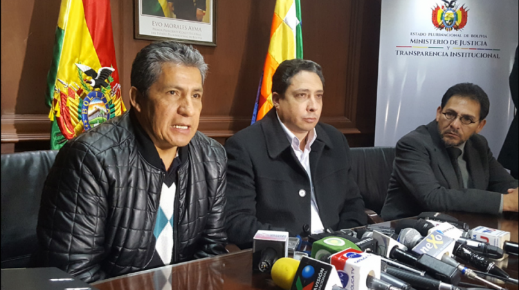 Edmundo Novillo, jefe de la Unidad de Transparencia (izquierda) junto al Ministro de Justicia y el Viceministro de Transparencia. Foto archivo: ANF