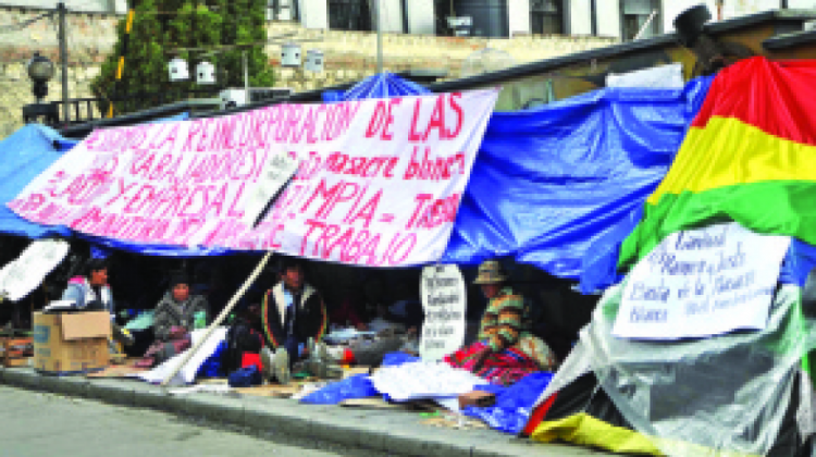 La vigilia de los extrabajadores de "La Paz Limpia" frente a la alcadía de La Paz.  Foto: ABI
