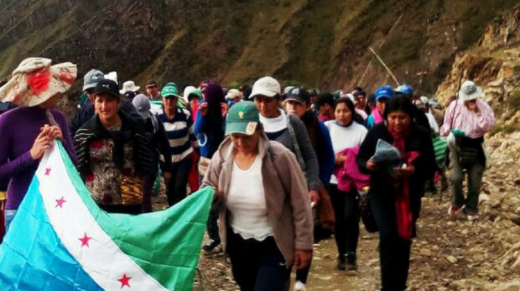 Pobladores de la reserva de Tariquía desarrollan la marcha rumbo a Tarija.   Foto: Facebook Yo soy Tariquía