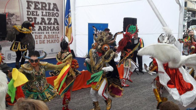 La danza de la Diablada en la Feria del Libro de Santiago.   (Crédito: Facebook/El Ciudadano)