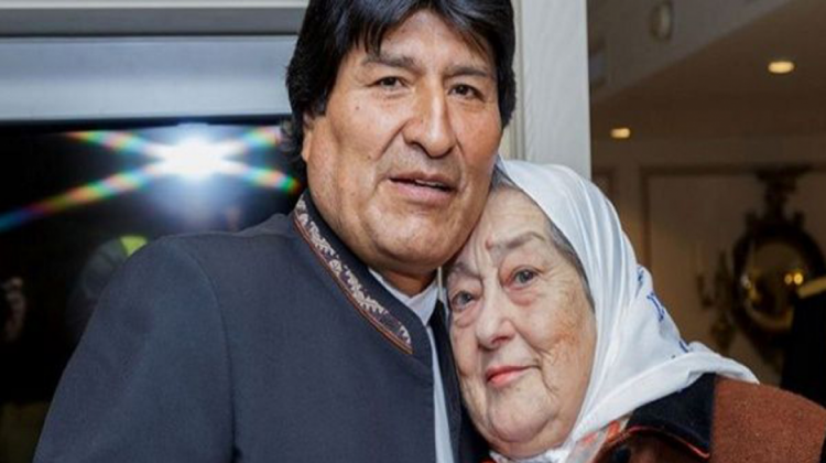 Presidente Evo Morales junto a la representante de las Madres de la Plaza de Mayo. Foto: Consulado de Bolivia