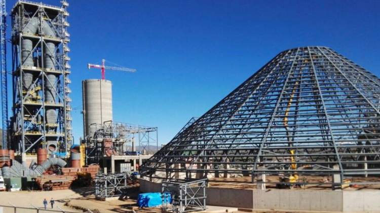 La construcción de la fábrica de cemento de Oruro. Foto: ABI.