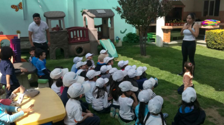Los expertos de la “Escuela de la vida OMO” estuvieron presentes en cada escuela y jardín de niños.  Foto: Prensa OMO