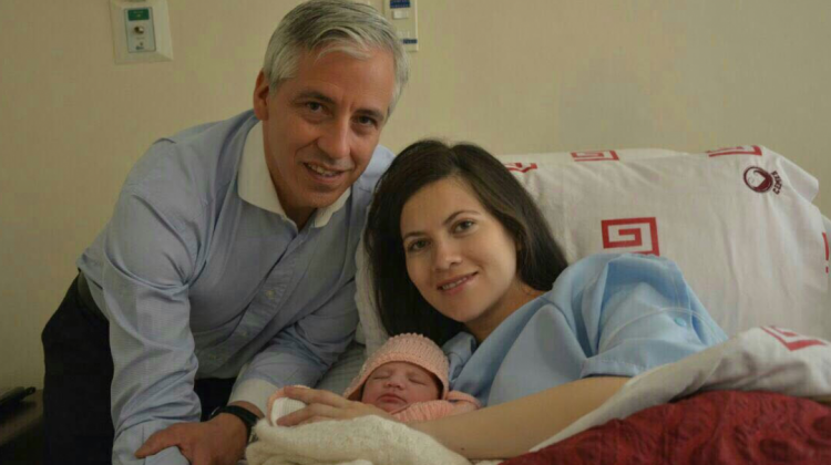 El vicepresidente Álvaro García Linera junto a su esposa Claudia Fernández y su hija recién nacida. Foto: Vicepresidencia.