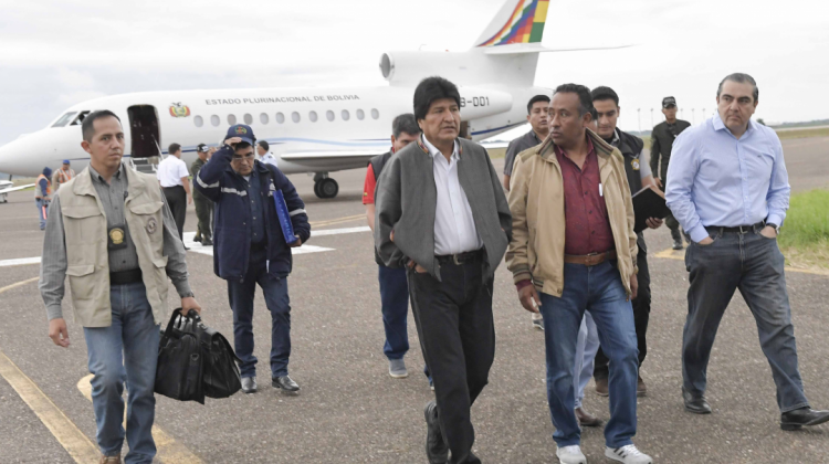 El presidente Evo Morales junto al representante de los trabajadores petroleros, José Domingo Vásquez. Foto: ABI