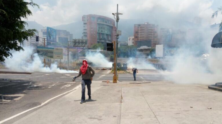 Personas movilizadas escapan de los gases lacrimógenos.   Foto: @cheo070777