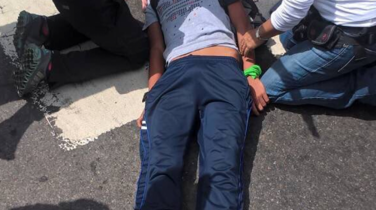 El cuerpo de Carlos José Moreno es socorrido por algunos manifestantes.