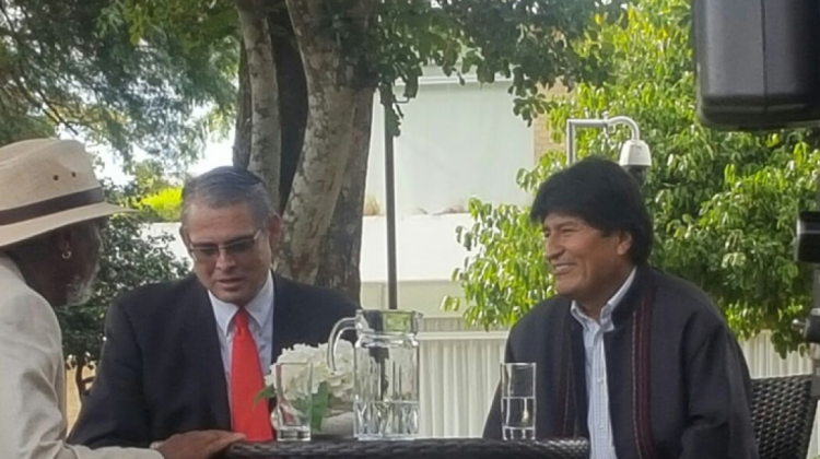 Morgan Freeman en su entrevista con el presidente Evo Morales. Foto: Min. Presidencia