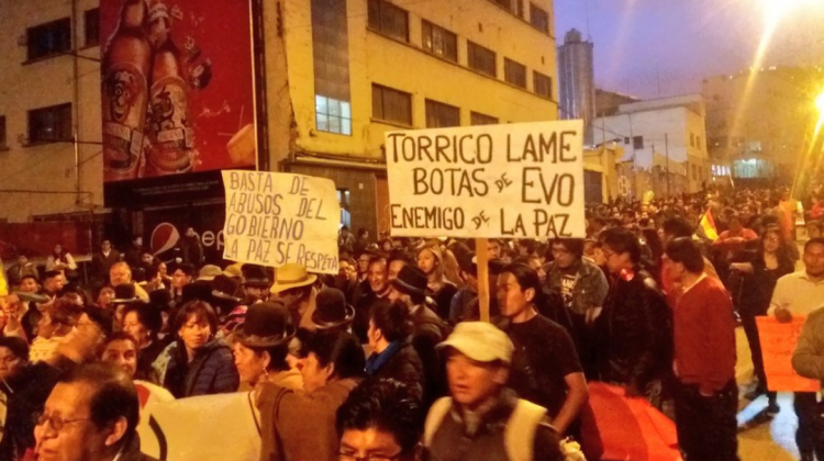 Cientos de personas se movilizaron en rechazo de la transferencia del campo ferial de El Alto.   Foto: @AmaliaCabildeo