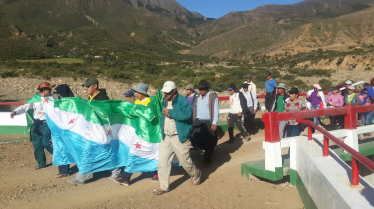 La marcha de los pobladores de la reserva de Tariquía se acerca a la ciudad de Tarija.   Foto: Prensa Ministerio de Hidrocarburos.