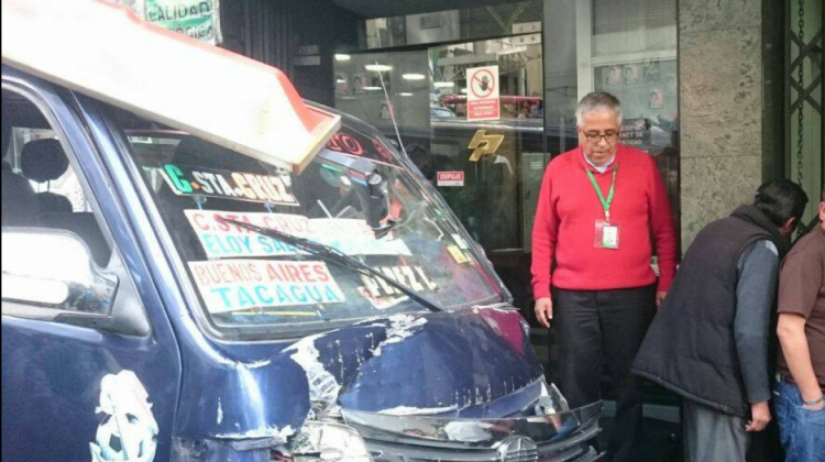 El minibús que chocó con el hotel Presidente en La Paz.  Foto: Raiza Cruz