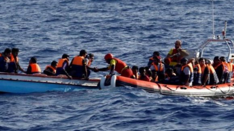 Personas son rescatadas tras un anterior naufragio en las costas de Libia.   Foto: Internet