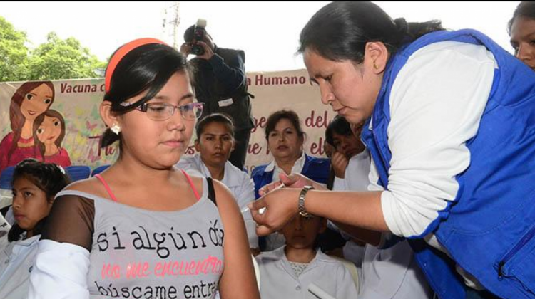 Una niña recibe la vacuna contra el Virus del Papiloma Humano.   Foto: Hernán Andia