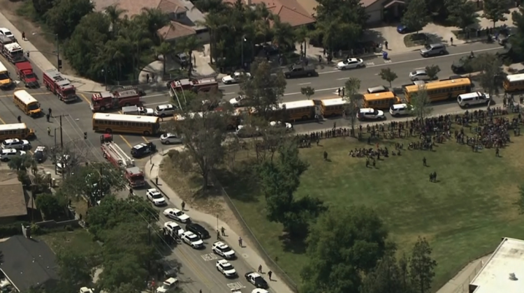 La policía de San Bernardino activó un operativo de control a las afueras de la escuela.  Foto: CNN