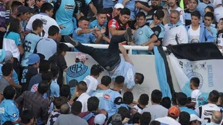 Momento en que Emanuel Balbo es arrojado de una de las tribunas del estadio Mario Alberto Kempes de Argentina.  Foto: @pablocarrozza