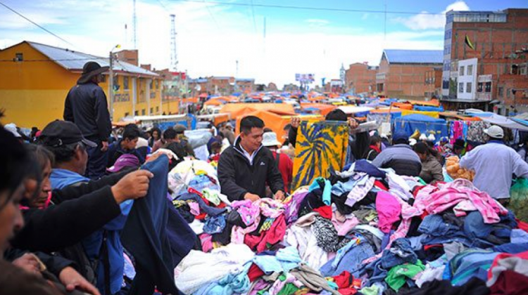 Un grupo de personas compran ropa usada en la feria de la 16 de Julio. Foto: El Diario