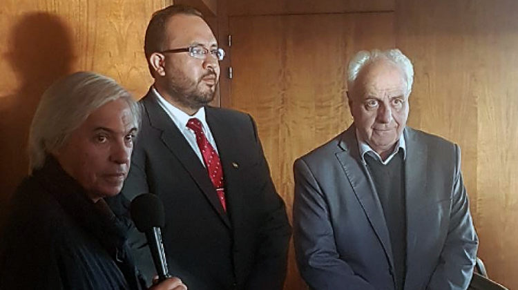 Ministro Milton Claros de Bolivia y Víctor Rossi de Uruguay, junto a un periodista. Foto: @EmbolUruguay