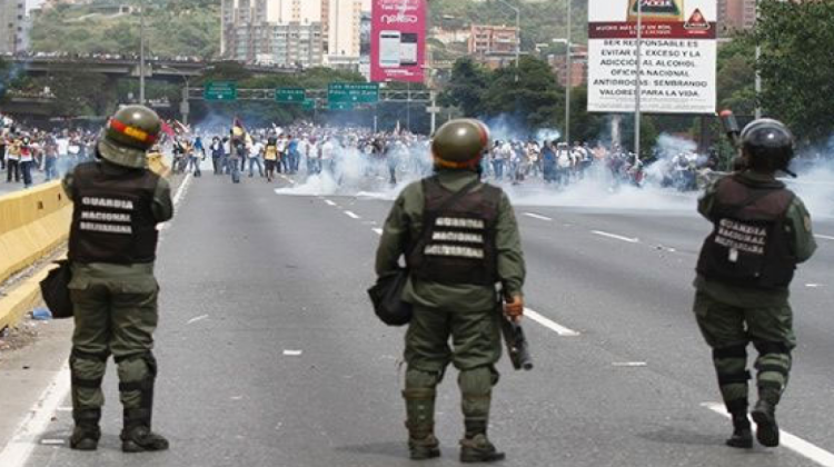 Civiles y uniformados enfrentados en Venezuela. Foto: TeleSur.