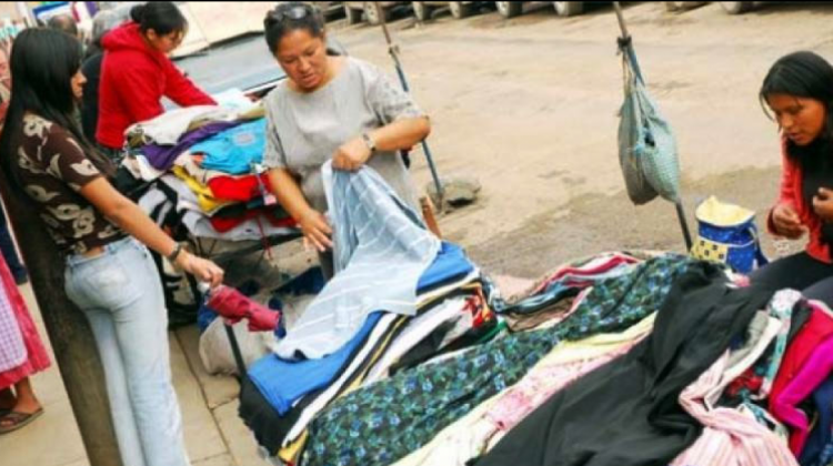 Venta de ropa usada en Cochabamba. Foto: Los Tiempos.