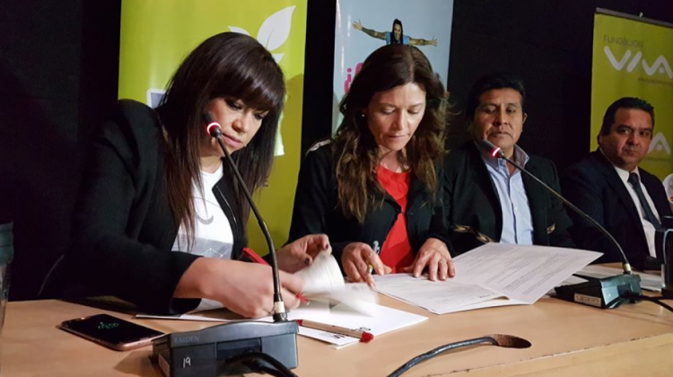Representantes de la Fundación VIVA y autoridades de gobierno suscriben el acuerdo.  Foto: Prensa VIVA