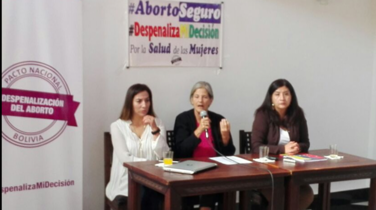 Tania Nava, Guadalipe Pérez y Mónica Bayá al presentar la posición del Pacto Nacional. Foto: ANF