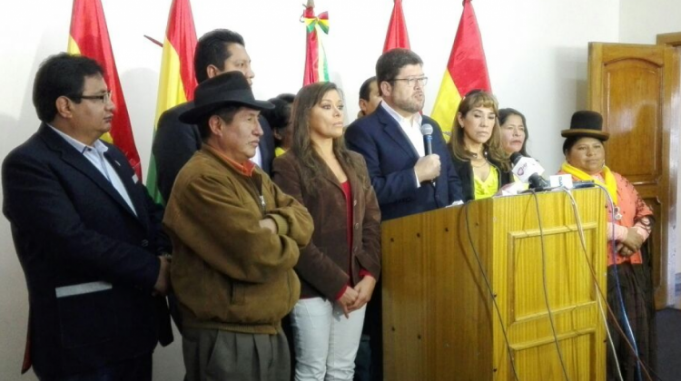 Samuel Doria Medina acompañado de los asambleístas nacionales y departamentales. Foto: ANF
