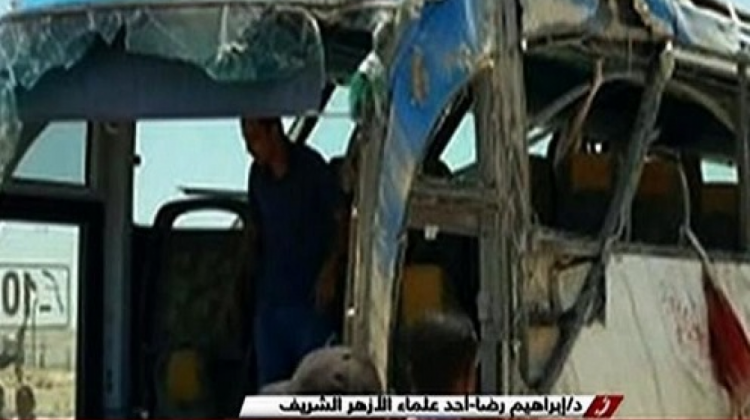 El autobús donde viajaban los coptos totalmente destruido.  Foto: Prensa Libre