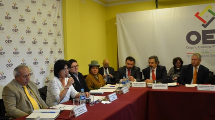 Vocales del TSE y el equipo técnico de la OEA reunidos para la planificación de la auditoría.   Foto: fuentedirecta.oep.org.bo