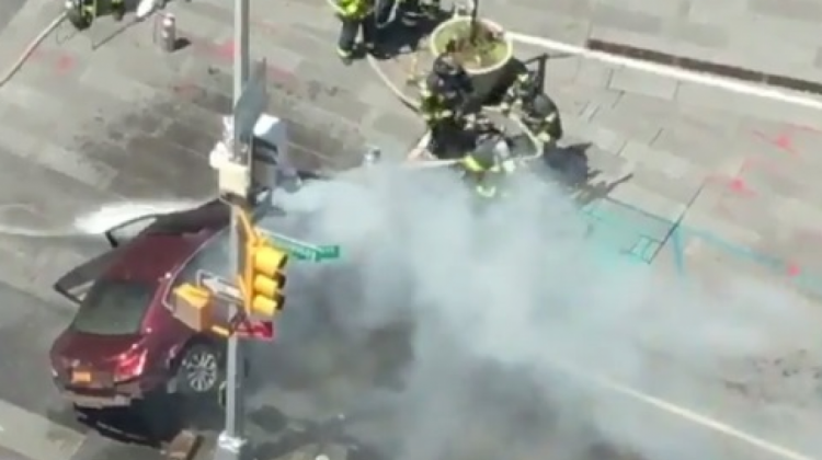 El vehículo que atropelló a las personas en una de la más populares avenidas de Nueva York.  Foto: Twitter