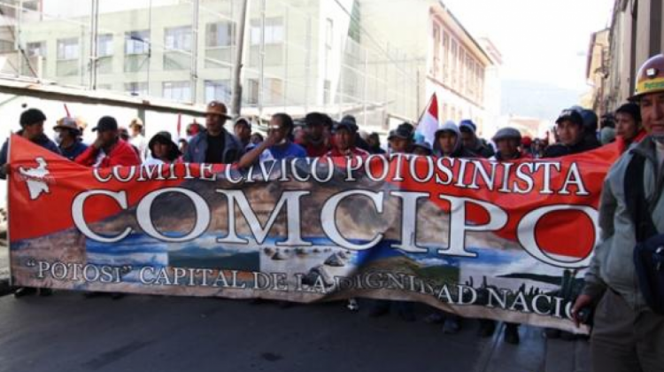Los cívicos de Comcipo durante una marcha de protesta.