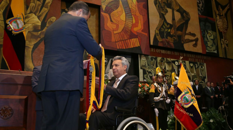 Lenín Moreno recibió la banda presidencial de manos del saliente Rafael Correa. Foto: www.ecuadortv.ec