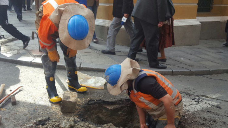Personal de EPSAS revisa la fuga de agua en inmediaciones de la plaza Murillo de La Paz.  Foto: ANF